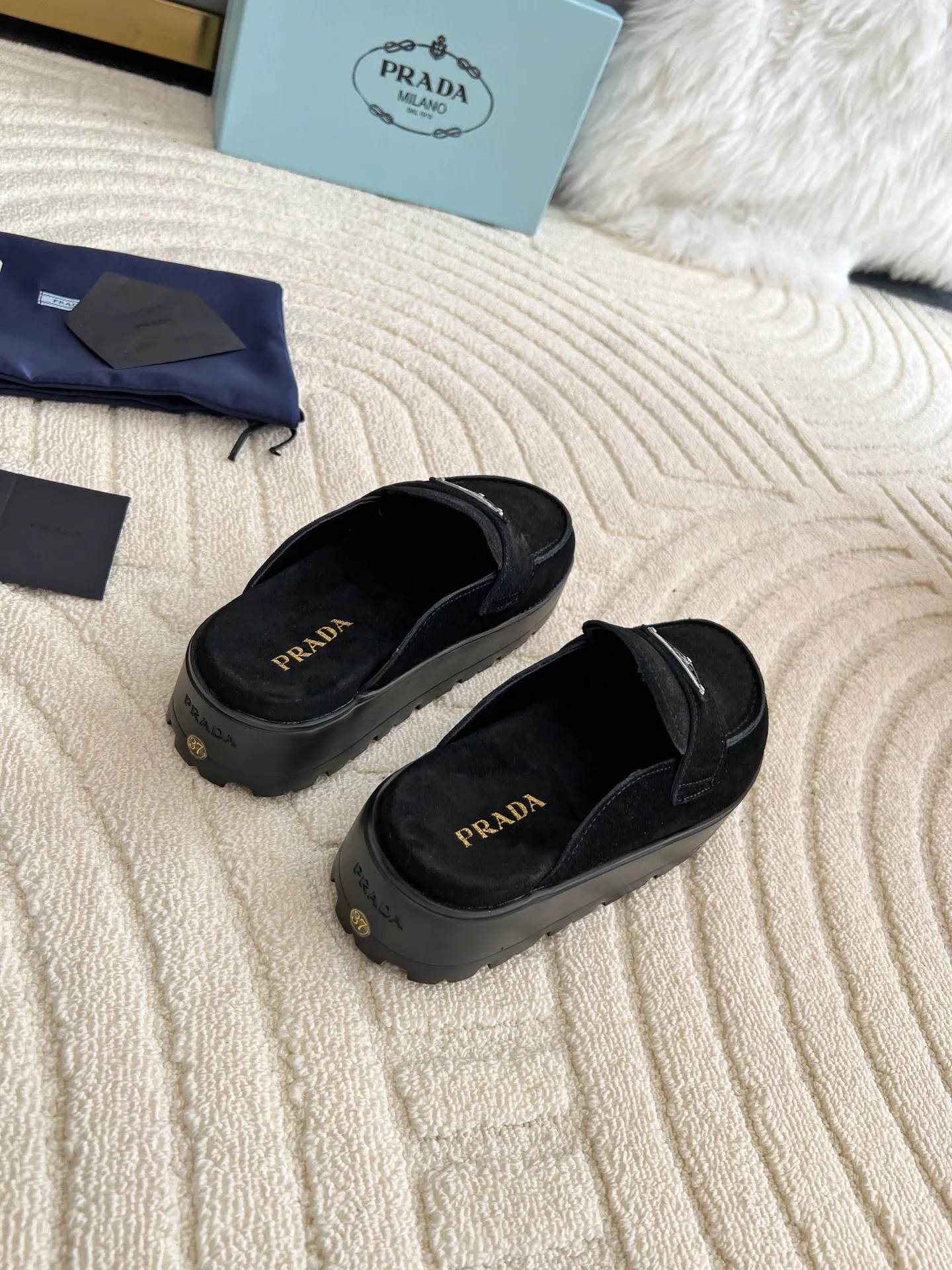👟👟Ex-factory price 440👟👟 Prada/Prada 25ss summer new couple's beach thick-soled Birkenstock sandals. This shoe style is really a classic design that will not go out of style and is in line with everyone's current pursuit of comfortable and healthy wearing concepts. It is regarded by many domestic and foreign celebrities and fashionistas as an important choice for daily slippers. ✔Upper: imported super soft sheepskin ✔Inner lining: imported sheepskin ✔Hardware: Original molded split hardware ✔Outsole: Ultra-light, wear-resistant and non-slip foam sole ✔Number of yards: 35~40 (custom-made 40 pieces are non-refundable)
